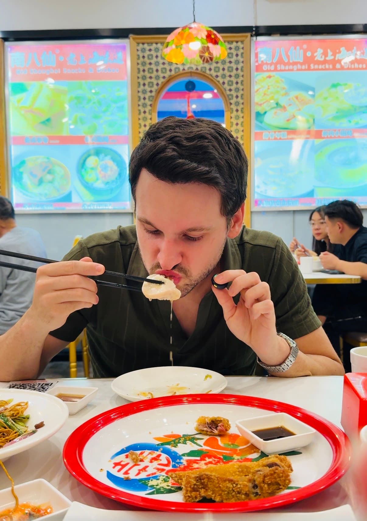 Lucas comendo com hashis em restaurante chinês